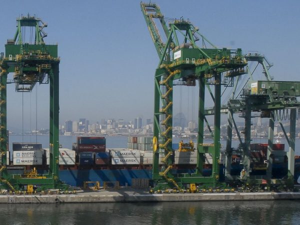 Atracação de navios no Caís do Porto do Rio de Janeiro, guindaste, container.