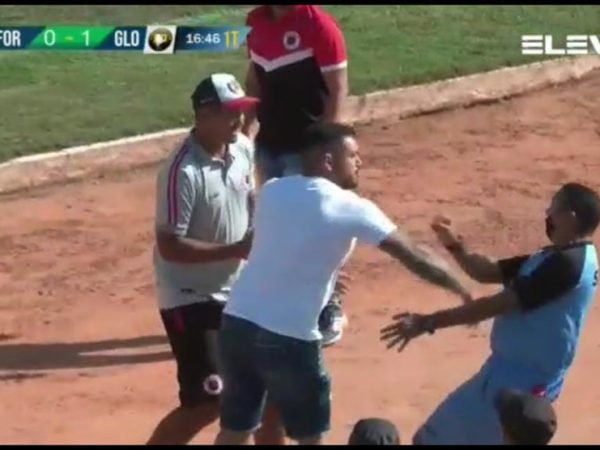 Carlos Alberto de Berto é agredido durante o primeiro tempo do jogo entre Força e Luz e Globo FC. — Foto: TV FNF/Eleven