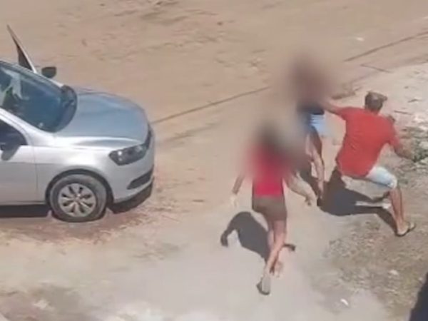 Homem é visto agredindo mulher e criança em Sapé — Foto: Reprodução/TV Cabo Branco
