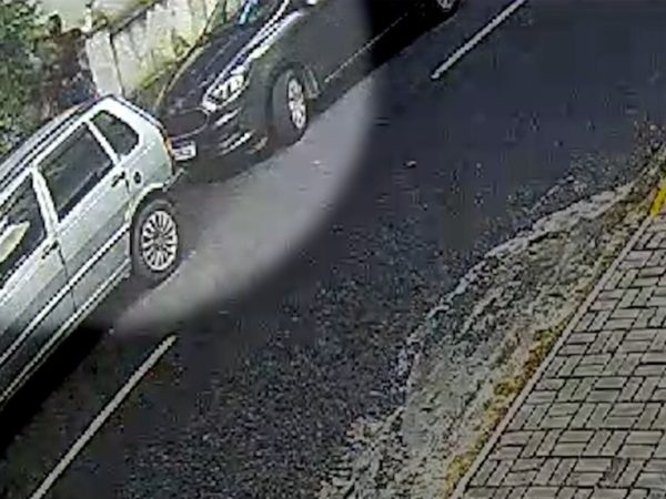 Câmeras de segurança registraram momento em que mulher é agredida por motorista de aplicativo — Foto: Reprodução/TV Cabo Branco