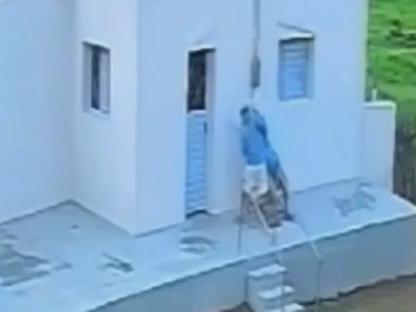 Homem é flagrado agredindo pai de 91 anos em zona rural de cidade na Paraíba — Foto: TV Paraíba