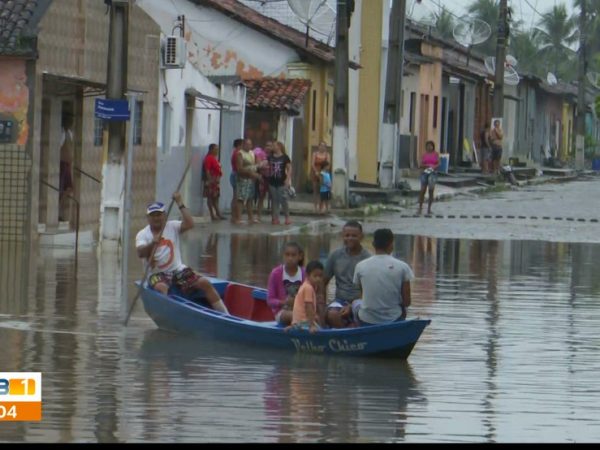 Moradores ficam ilhados por conta das fortes chuvas em Rio Tinto, na Paraíba — Foto: Reprodução/TV Cabo Branco