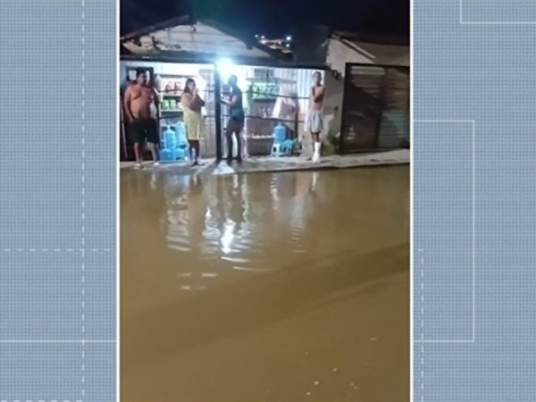 Ruas do bairro de Campina Grande ficaram alagadas — Foto: Reprodução/TV Paraíba