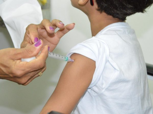 Natal recebeu 1.500 doses da vacina Pneumo 20, que passa a substituir gradualmente a Pneumo 10. — Foto: Carla Cleto
