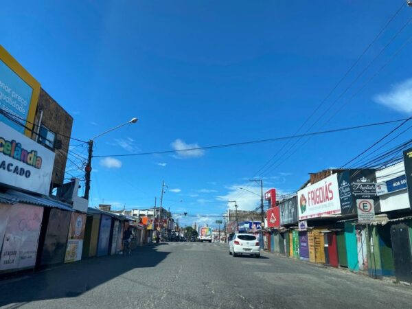 Comércio de rua fechado no bairro do Alecrim, em Natal (Arquivo) — Foto: Augusto César Gomes