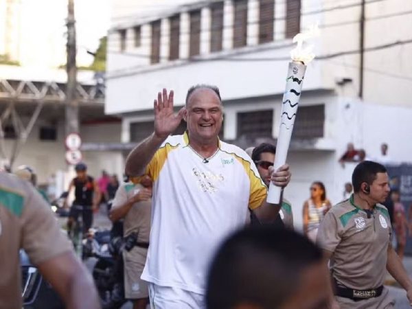 Oscar Schmidt durante revezamento da tocha olímpica em Natal, em 2016 — Foto: Alexandre Lago