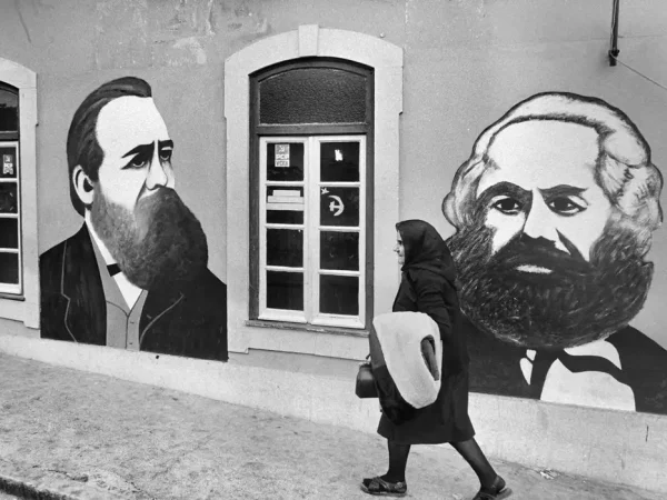 Mostra traz fotografias de Sebastião Salgado na Revolução dos Cravos. - Aljustrel, 1975. Foto: Sebastião Salgado