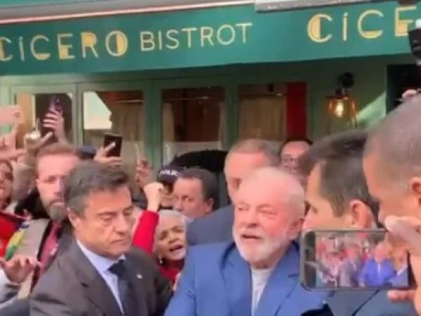 Lula ouve gritos de ‘ladrão’ e deixa restaurante às pressas em Lisboa. — Foto: Reprodução