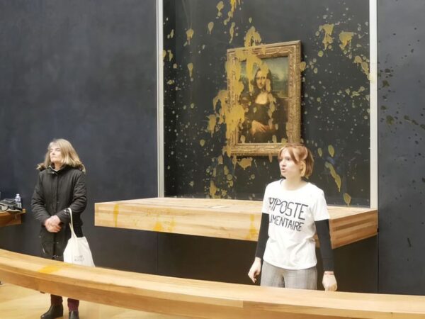 Manifestantes jogam sopa contra o quadro de Mona Lisa, no Louvre. Foto: LUSA/Anadolu via Reuters