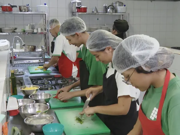 Brasília (DF) - Caminhos da Reportagem - Alunos do curso técnico de gastronomia do instituto federal de Brasília.
A taxa de desemprego no Brasil é de 8,8%, segundo a pesquisa mais recente do IBGE. Já entre os jovens de 18 a 24 anos, esse índice é o dobro: 18%.
Foto: Frame Caminhos da Reportagem/TV Brasil