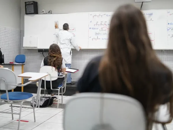 Escolas adotam medidas de segurança contra a covid-19 na volta presencial às aulas.