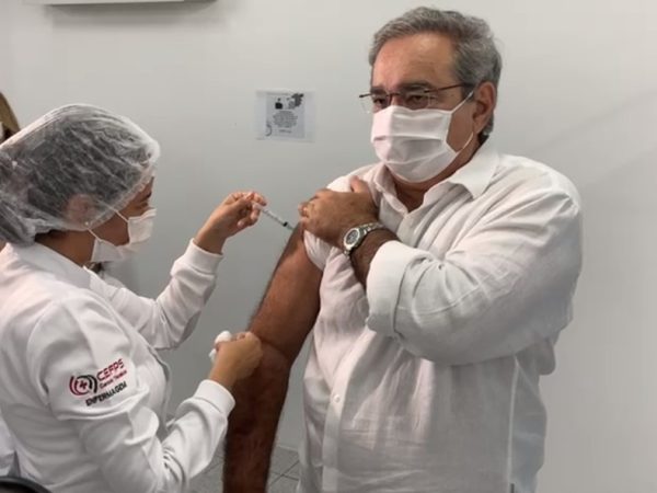 Aos 61 anos, prefeito de Natal, Álvaro Dias (PSDB) toma vacina contra Covid-19. — Foto: Anna Alyne Cunha/Inter TV Cabugi
