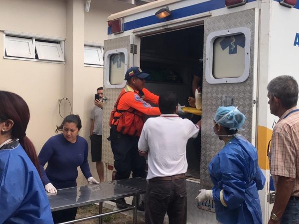 Ambulância transporta feridos da Venezuela para o Brasil — Foto: Alan Chaves/G1