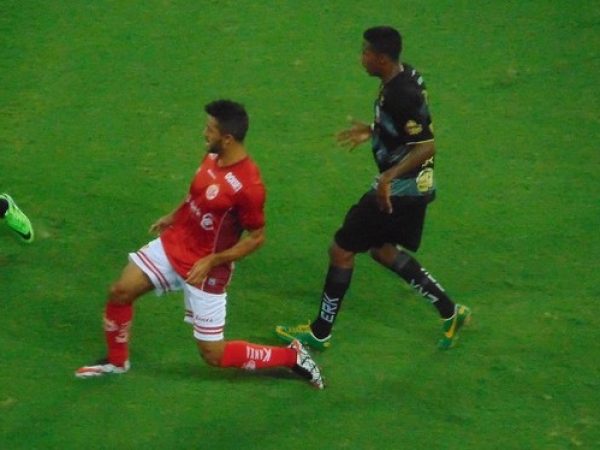 Jogadores disputam bola no jogo desta noite - Rodrigo Ferreira / Agora RN