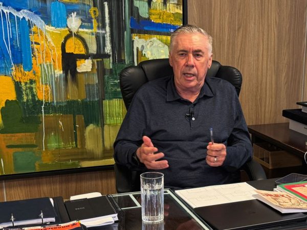 Técnico Carlo Ancelotti durante entrevista à Reuters
  12 de maio de 2026    REUTERS/Sergio Queiroz