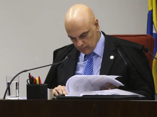 A Primeira Turma do Supremo Tribunal Federal (STF) realiza sessão, para o julgamento de dezenas de habeas corpus e a retomada da análise do Inquérito 4694 contra o deputado Jair Bolsonaro, candidato do PSL à Presidência, acusado de racismo pela