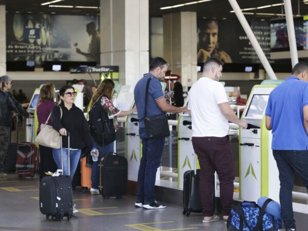 Representantes do Procon, Prodecon, MPDFT e OAB-DF participam da Blitz Nacional dos Aeroportos para fiscalizar a cobrança da franquia de bagagem, no Aeroporto Internacional de Brasília.