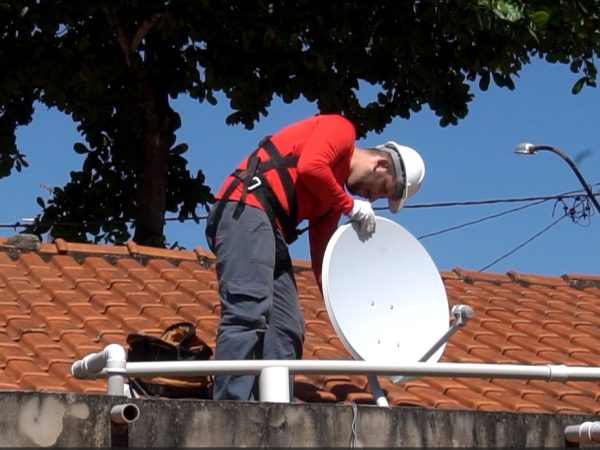 Famílias precisam ficar atentas às mudanças que vão modernizar o sinal via satélite. — Foto: Divulgação