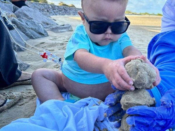 Anthonny, aos dois anos, foi à praia pela primeira vez em novembro — Foto: HUOL/Divulgação