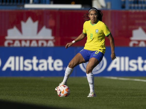 Antonia foi titular nos últimos amistosos da seleção brasileira — Foto: Leandro Lopes/CBF