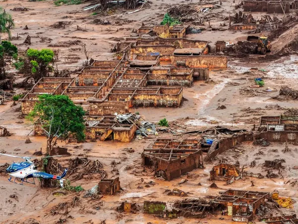 Área afetada pelo rompimento de barragem no distrito de Bento Rodrigues, zona rural de Mariana, em Minas Gerais