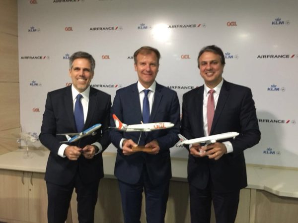 O presidente da Gol, Paulo Sérgio Kakinoff, Jean Mark Pouchol, diretor da Air France-KLM