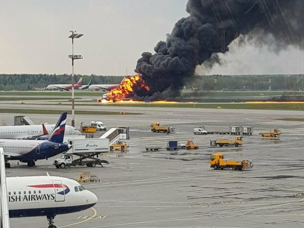 Imagens mostram incêndio no avião da Aeroflot no aeroporto de Moscou — Foto: Riccardo Dalla Francesca via AP