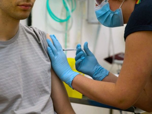 A vacina está entre as 13 que já estão em fase clínica de testes em humanos no mundo  — Foto: University of Oxford via AP