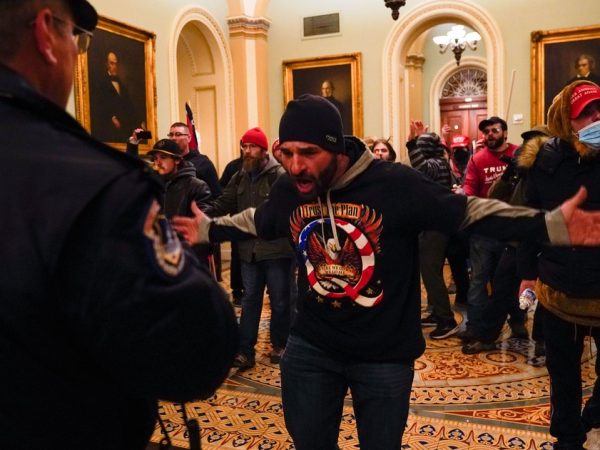 Manifestantes pró-Trump são vistos dentro do Capitólio, em Washington — Foto: Manuel Balce Ceneta/AP
