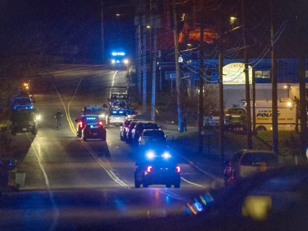 Polícia atende ataque a tiros em massa em Lewiston, nos Estados Unidos, em 25 de outubro de 2023 — Foto: AP Photo/Robert F. Bukaty