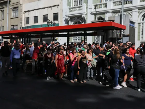 Pessoas se reúnem em rua de Santiago após apagão de grande proporção no Chile
25/02/2025
REUTERS/Pablo Sanhueza