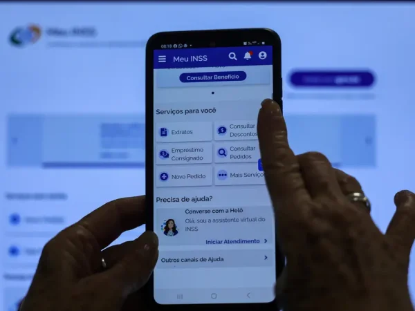 Brasília (DF), 14/05/2025 - Aposentada Neide Maria, recebeu o aviso no APP meu INSS, que teve desconto associativo nos últimos 5 anos.
A partir desta quarta-feira (14), os aposentados e pensionistas do Instituto Nacional do Seguro Social (INSS) podem requerer a devolução de valores descontados indevidamente nos últimos anos. O pedido deve ser feito por meio do aplicativo Meu INSS, pelo site de mesmo nome ou pelo telefone 135.
Foto: Joédson Alves/Agência Brasil