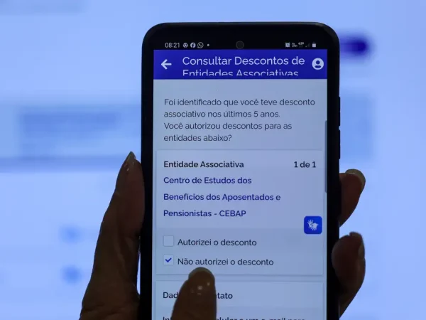Brasília (DF), 14/05/2025 - Aposentada Neide Maria, recebeu o aviso no APP meu INSS, que teve desconto associativo nos últimos 5 anos.
A partir desta quarta-feira (14), os aposentados e pensionistas do Instituto Nacional do Seguro Social (INSS) podem requerer a devolução de valores descontados indevidamente nos últimos anos. O pedido deve ser feito por meio do aplicativo Meu INSS, pelo site de mesmo nome ou pelo telefone 135.
Foto: Joédson Alves/Agência Brasil
