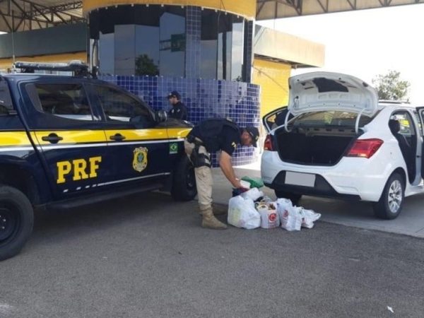 Droga foi encontrada com homem e mulher, durante abordagem em São José de Mipibu — Foto: PRF/Divulgação