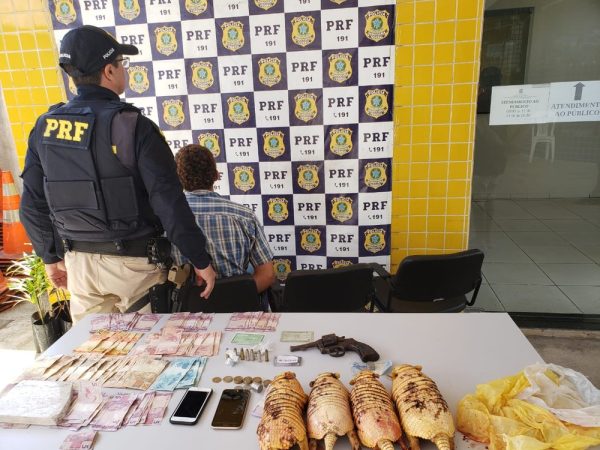 Homem de 20 anos foi preso e confessou ter roubado carro. Ele estava com arma, drogas, dinheiro e quatro tatus — Foto: Divulgação/PRF
