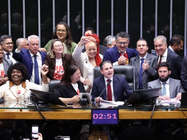 Câmara aprova fim da escala 6x1 e redução da jornada de trabalho