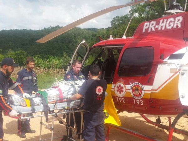 Pai foi levado em estado grave para o Hospital Regional de São José (Foto: Corpo de Bombeiros/Divulgação)