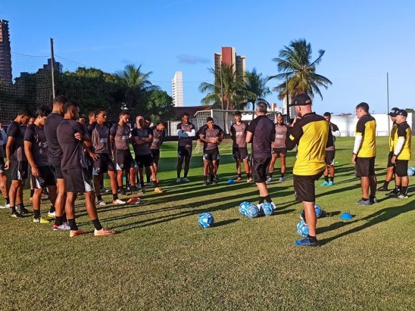 Argel Fuchs conversa com jogadores antes de treino do ABC — Foto: Divulgação/ABC