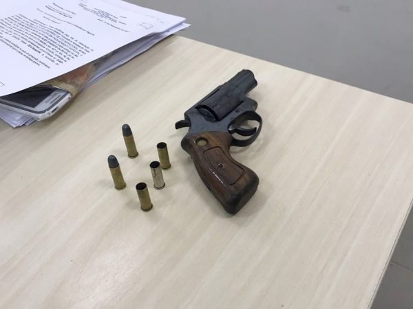 Um revólver e munições foram apreendidos com os assaltantes (Foto: PM/Divulgação)