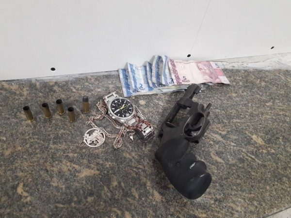 Arma e munições foram apreendidas com o assaltante morto (Foto: PM/Divulgação)