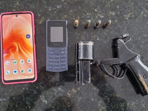 Arma e celulares apreendidos com neto suspeito de assaltar os próprios avós em Natal — Foto: PMRN/Divulgação