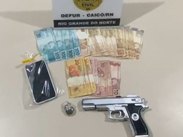 Arma e dinheiro apreendidos na operação — Foto: Reprodução