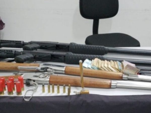 Na casa do político, que é candidato à reeleição foram encontradas armas e munições. — Foto: Divulgação/Polícia Civil