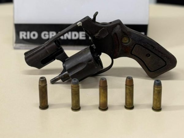 Militar também foi autuado em flagrante por posse irregular de arma de fogo — Foto: Polícia Civil do RN/Divulgação