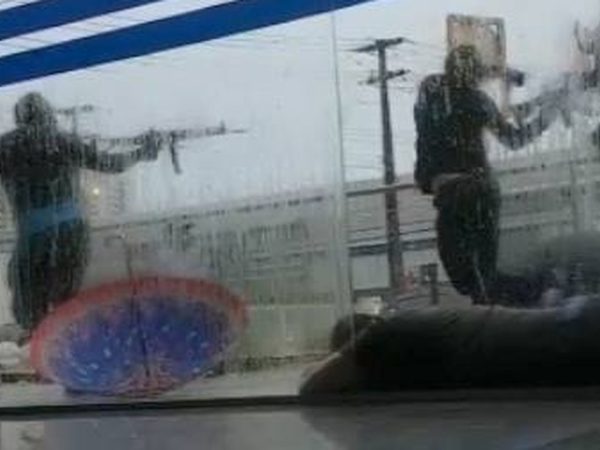 Armados, homens usam vigia como escudo humano e trocam tiros com PM (Foto: Divulgação/PM)