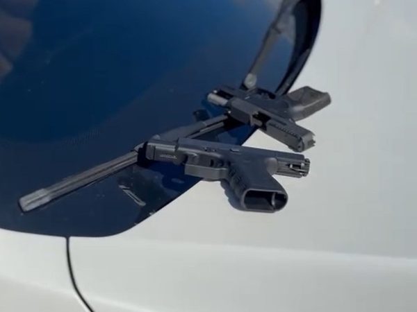 Dois homens em um carro de luxo são presos com armas, em João Pessoa — Foto: PMPB/Divulgação