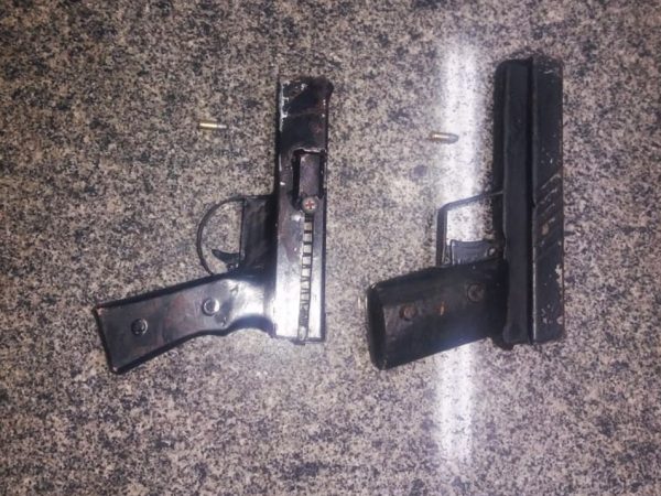PMs apreenderam duas pistolas de fabricação caseira com os assaltantes — Foto: PMRN/Divulgação