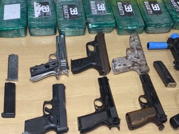 Armas e drogas foram enviadas para a Paraíba por meio de transportadora de carga — Foto: TV Cabo Branco/Reprodução