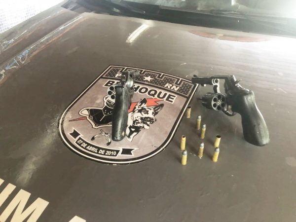 Dois revólveres e munições foram apreendidas (Foto: PM/Divulgação)