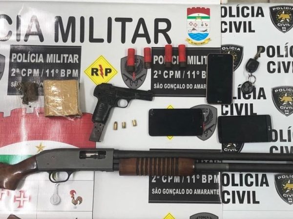 Com o procurado foram apreendidos uma pistola e uma espingarda calibre 12, além de munições e aparelhos celulares — Foto: Polícia Civil do RN/Divulgação
